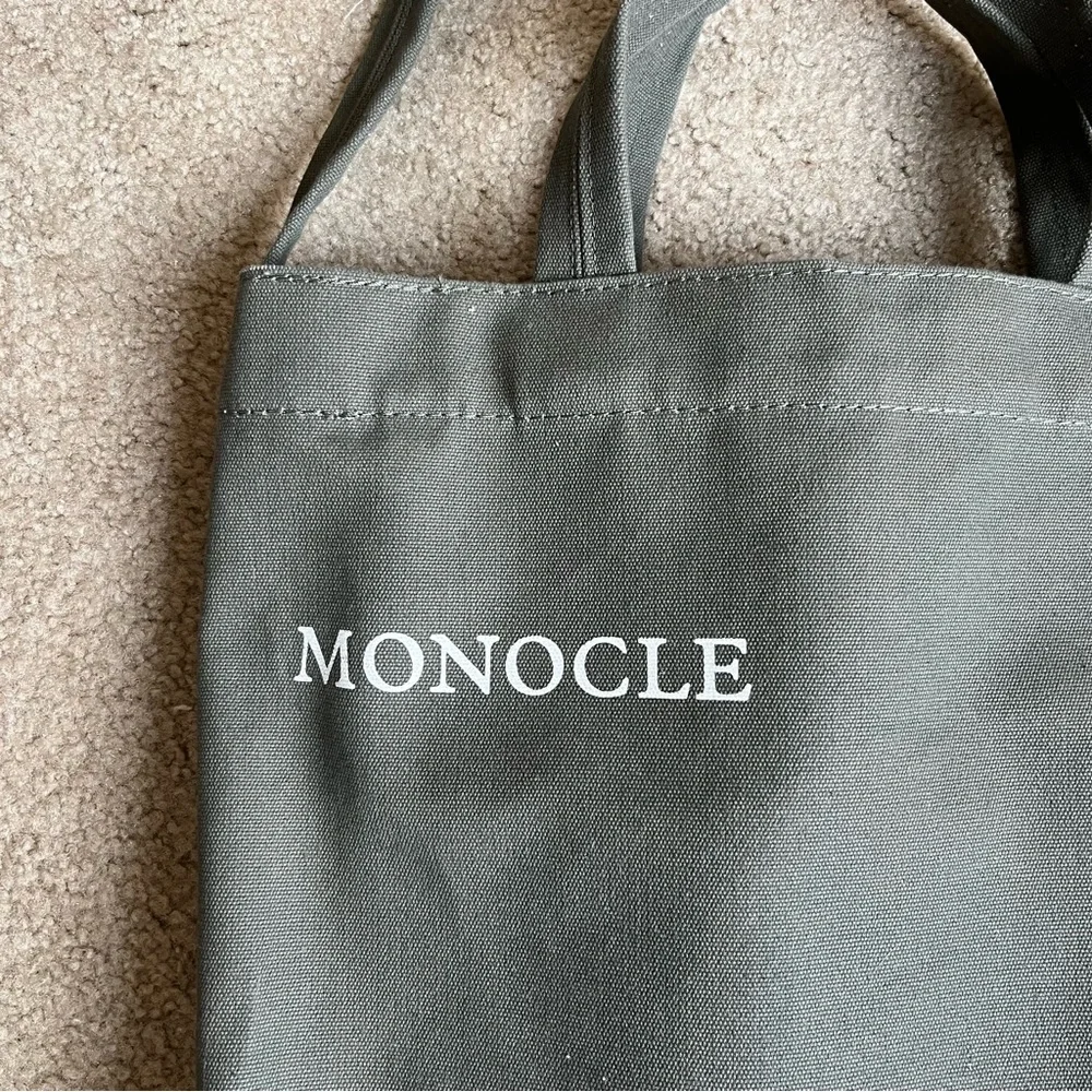 Monocle Magazine Canvas Tote Bag + Summer Edition Magazine Konfekt | Olive Green